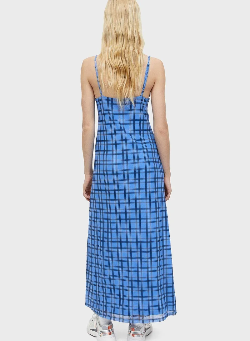 اتش اند ام فستان بياقة على شكل حرف  كاروهات